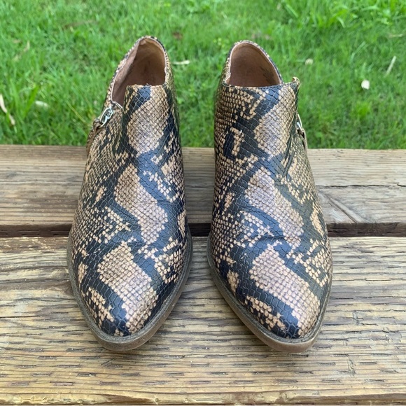 Chelsea & Violet Shoes - Women’s Chelsea & Violet Ava Ankle Booties